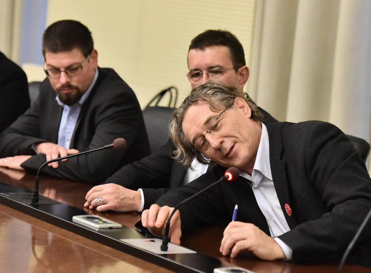 Sindikati javnega sektorja so na današnjih pogajanjih vladni pogajalski skupini predstavili svoje zahteve, ki so jih spodbudile informacije o dogovoru o dvigu zdravniških plač. Tako tudi drugi sindikati javnega sektorja zahtevajo dvig uvrstitve vseh delovnih mest v javnem sektorju za šest plačnih razredov, pa tudi odpravo omejitve najvišjega plačnega razreda, ki ga je mogoče doseči z napredovanji, za vse javne uslužbence. | Foto: STA ,