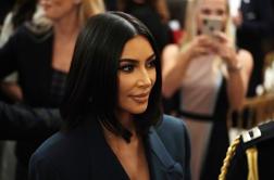 Fotošop bizarka ali igra senc? Kim Kardashian ima preveč nožnih prstov.