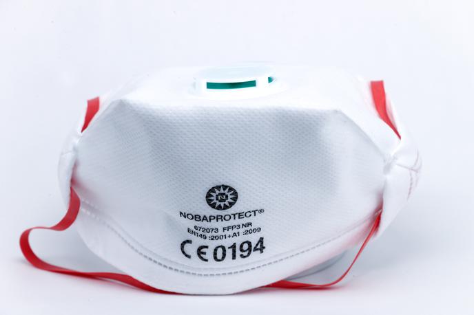 maska FFP3 | Maske tipa FFP3 so načeloma namenjene enkratni rabi, a jih je s slovensko metodo mogoče preprosto in zanesljivo sterilizirati še dvakrat, pri čemer bodo ohranile praktično vso svojo zaščitno funkcijo. | Foto Reuters