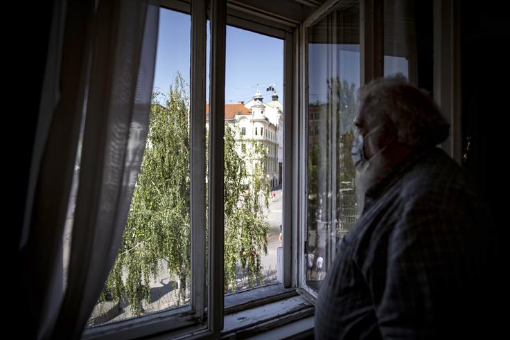 ''Ljudje ne nosijo mask, ne pazijo na razdaljo, zvečer je vse polno, drug zraven drugega. Za to ne potrebujem raziskave, samo pogledam skozi okno. Preveč smo se razpustili, kar je tudi krivo za naraščanje okužb. Ljudje bi po letu in pol res že morali vedeti, da ni Krek tisti, ki bo rekel, da so maske obvezne. V skupini, kjer ne vemo, kdo je cepljen in kdo ne, kjer ljudi ne poznamo, ko ne moremo ohranjati distance, bi si morali nadeti masko. Pa si je ne.'' | Foto: Ana Kovač