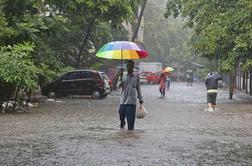 V Indiji dežuje že četrti dan zapored - najmanj 26 mrtvih (FOTO)