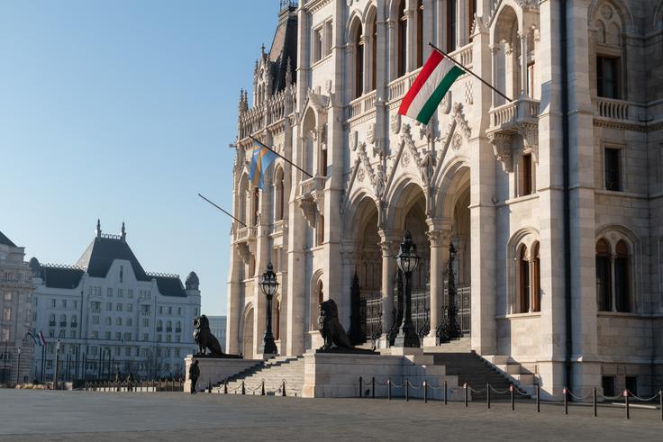 Na stavbi parlamenta v Budimpešti sta izobešeni zastavi Madžarske in Seklerske dežele, ki predstavlja pokrajino v Romuniji, kjer živijo predvsem etnični Madžari. | Foto: Shutterstock