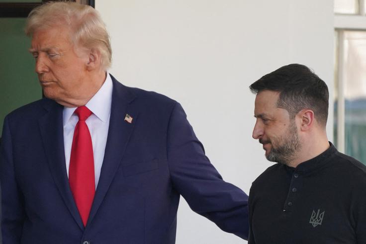 Srečanje med ameriškim predsednikom Donaldom Trumpom in ukrajinskim predsednikom Volodimirjem Zelenskim v Beli hiši se je po uvodnih vljudnih besedah sprevrglo v prepir. | Foto: Reuters