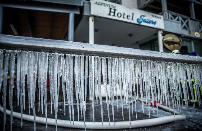 Druga velika težava so bile nizke temperature, zaradi katerih je voda sproti zmrzovala. Danes zjutraj je bilo v okolici hotela –8 stopinj Celzija. | Foto: vid ponikvar