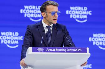 Macron v sončnih očalih nagovoril elito v Davosu: Drvimo proti svetu brez pravil