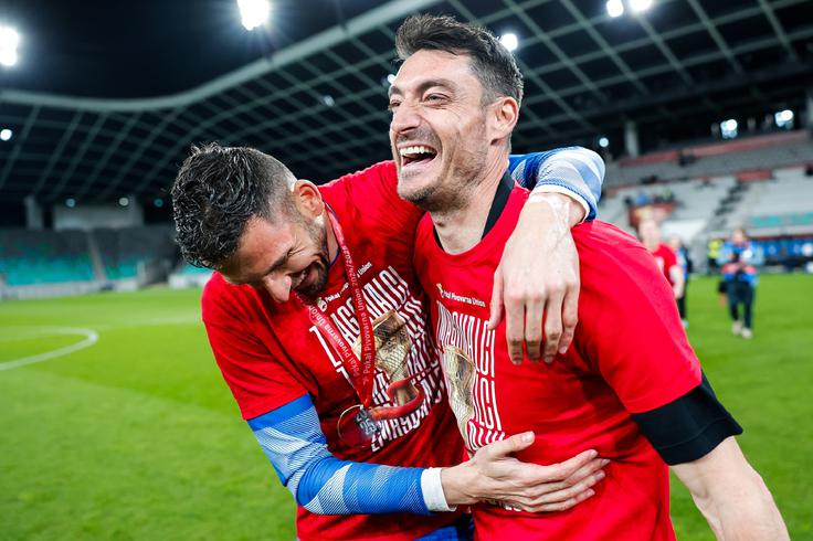 Veselje Alberta Riere ob tretjem vratarju Celja Matjažu Rozmanu, enem redkih, ki se lahko pohvali z obema državnima naslovoma Celjanov, po visoki zmagi v finalu pokala nad Koprom. | Foto: Aleš Fevžer