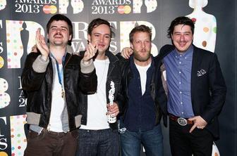 Basist skupine Mumford & Sons na nujni operaciji