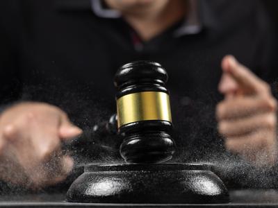 Občina prodaja parcelo na dražbi: ali ima najemnik vrta predkupno pravico? #pravni nasvet