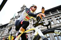 Zakaj je Pogačarjev pomočnik pristal v ograjah? Mezgec ima odgovor.