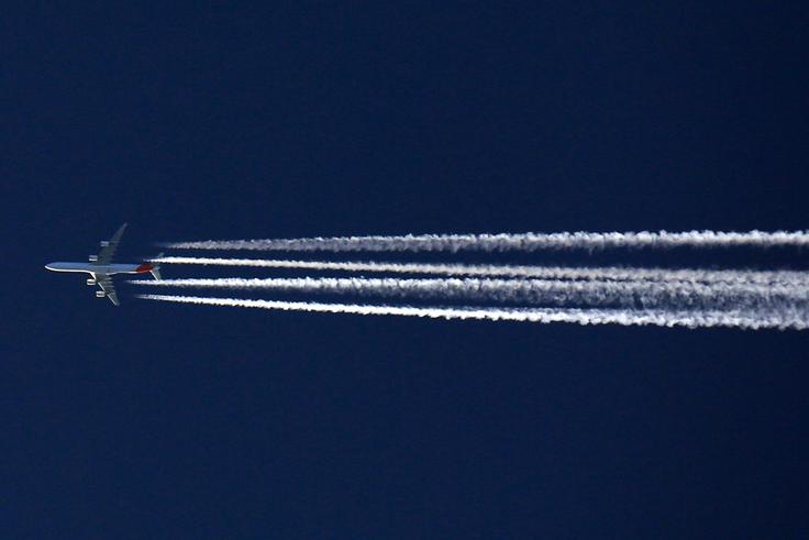 Sledem, ki nastajajo za potniškimi letali, se po angleško pravzaprav reče contrails. Gre za kombinacijo angleških besed za kondenzacijo in sled. Contraile ustvarjajo reaktivni motorji letal, ki letijo na višini deset in več kilometrov. Zrak je tam zelo mrzel, temperature lahko dosežejo tudi –60 stopinj Celzija. Vroč izpust reaktivnih motorjev se zato po izstopu iz reaktivnih motorjev v trenutku kristalizira v led in s tem ustvarja sledi, ki jih vidimo na nebu. Od vlažnosti ozračja pa je odvisno, kako dolgo se bodo sledi na nebu nato tudi obdržale. | Foto: Thinkstock
