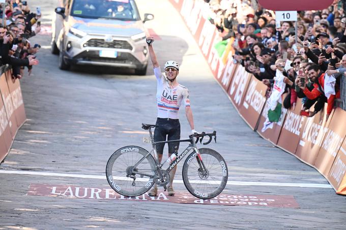 Tadej Pogačar je sezono 2024 začel z veličastno zmago na italijanski klasiki Strade Bianche.  | Foto: Guliverimage