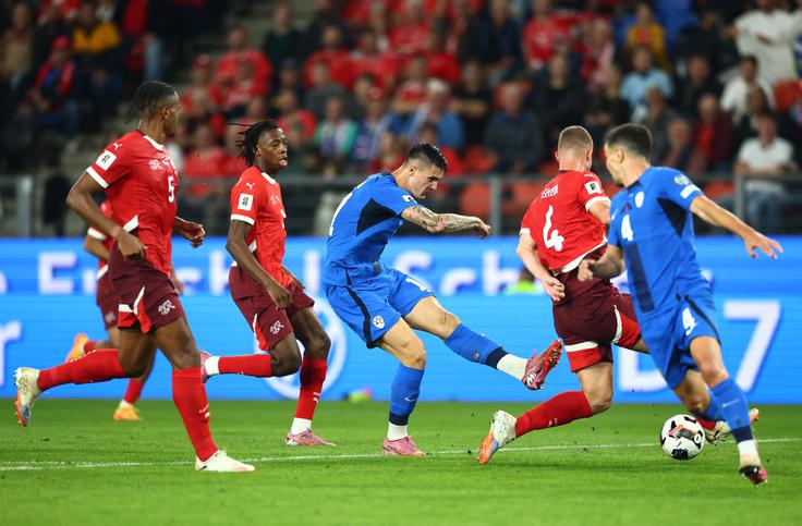 Benjamin Šeško je v 64. minuti sprožil prvi slovenski gol znotraj okvira vrat. | Foto: Reuters