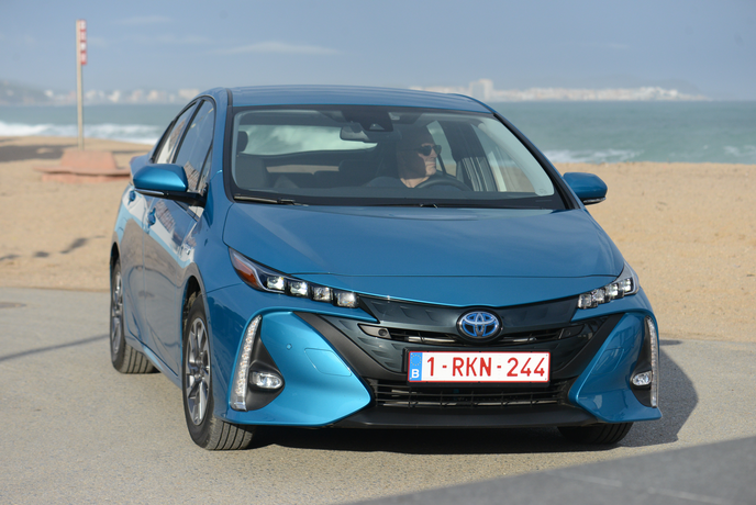 Toyota prius plug-in hybrid: z električnim kablom do realnih treh litrov porabe