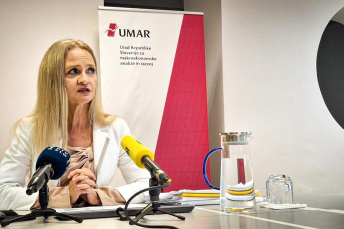Maja Bednaš | Napoved letošnje rasti BDP spremljajo velika tveganja, povezana z geopolitičnimi napetostmi, je na novinarski konferenci dejala urednica napovedi Maja Bednaš. | Foto STA