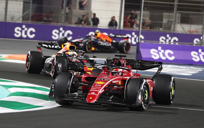 Na drugi dirki zapored sta se prehitevala več krogov zapored. Na prvi zmagovalec Leclerc, na drugi Verstappen. | Foto: AP / Guliverimage