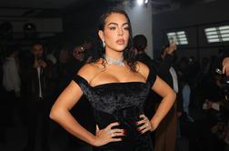 Zaradi prekratkega krila se je na Ronaldovo Georgino vsul plaz kritik