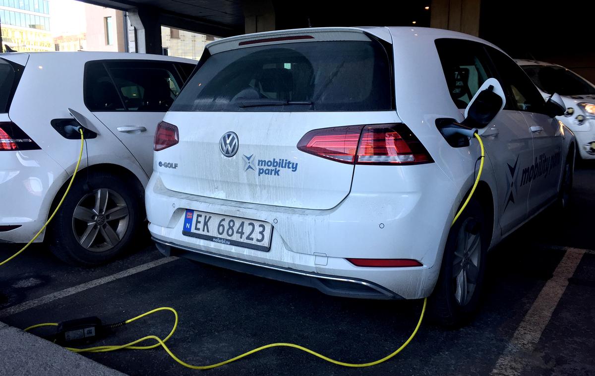 električni avto e-golf Norveška | Volkswagen je z vsemi različicami golfa (tudi e-golfom) na Norveškem zasedel "le" drugo mesto. | Foto Reuters