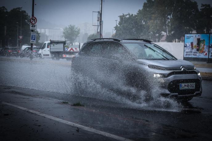 Dež | "V noči na petek in v petek bo prihajala hladna fronta z izrazitejšimi padavinami, nevihtami in tudi kakšnimi nalivi. Ti bodo lahko močnejši zlasti na zahodu. Težišče padavin bo na zahodu, občasno pa bo lahko kaj zaneslo tudi v osrednjo Slovenijo," je pojasnil meteorolog Velkavrh. | Foto Ana Kovač