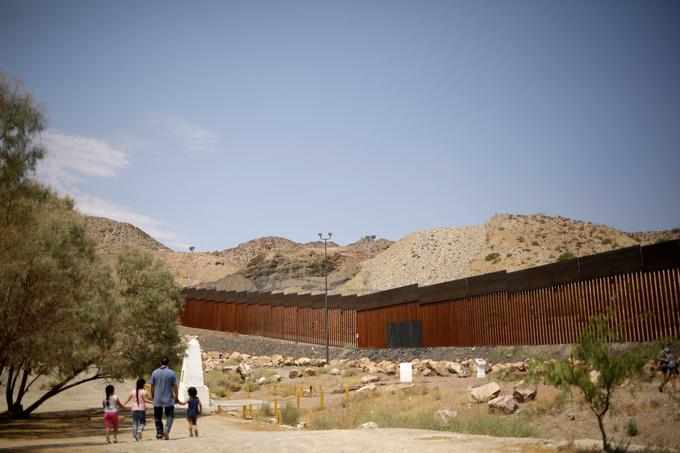 Meja med ZDA in Mehiko je dolga 3145 kilometrov, v času Trumpove vladavine pa so doslej postavili le okrog 50 kilometrov novega zidu, ki je sicer bolj podoben ograji. Poleg tega so popravili okoli 386 kilometrov obstoječe ograje. | Foto: Reuters