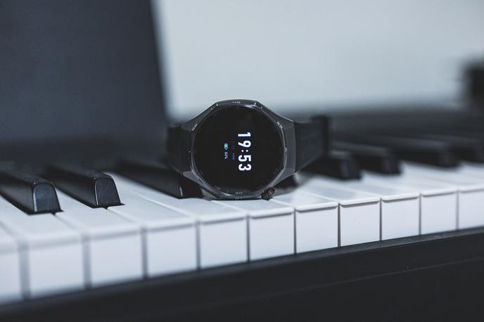 Huawei Watch GT 6 PRO | Pametna ura Huawei Watch GT 6 Pro bo v Sloveniji na voljo v treh različicah, ena izmed njih je črna (na fotografiji). | Foto Ana Kovač