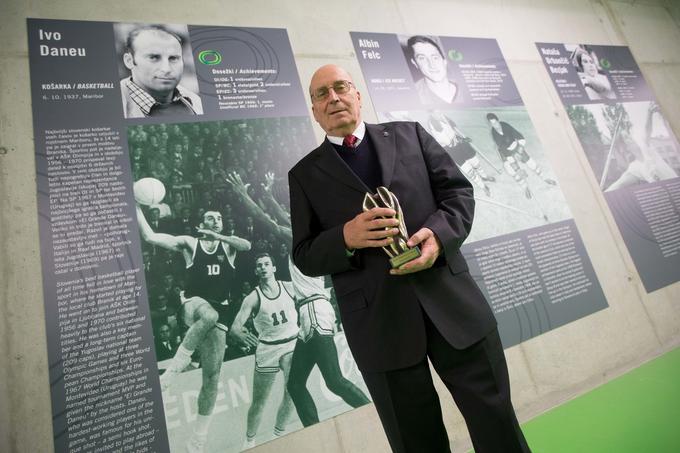 Ivo Daneu je bil z Jugoslavijo srebrn na OI, svetovni prvak leta 1970 in še dvakrat svetovni podprvak, osvojil pa tudi tri naslove evropskega podprvaka in en bron z EP. Z Olimpijo je bil šestkrat jugoslovanski prvak. Leta 1967 je bil izbran tudi za jugoslovanskega športnika leta, FIBA pa ga je leta 1991 imenovala med 50 najboljših košarkarjev v zgodovini. Leta 2012 je izbran tudi v hram slovenskih športnih junakov. | Foto: Vid Ponikvar