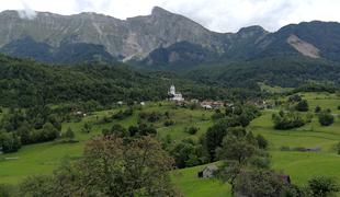 Razgled na idilično vas, nad katero je tekla soška fronta