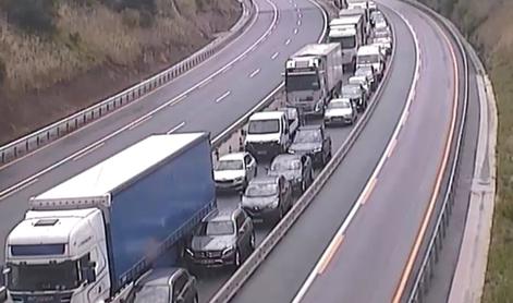 Na dolenjski avtocesti odstranili posledice nesreče, zastoj ostaja