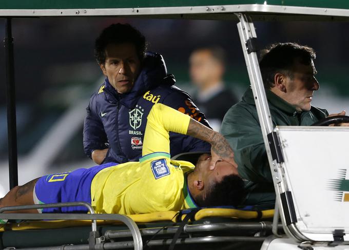 Neymar je zaradi poškodbe tekmo končal predčasno. | Foto: Reuters