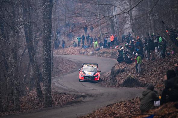 Neuville doživljal moro, Ogier mojstrsko v vodstvo #video