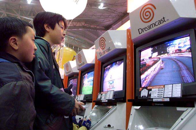 Sega si po neuspehu Saturna, ki je postal prodajna polomija, ni opomogla. Njeno naslednjo konzolo Dreamcast, ki je izšla leta 1999, je kljub toplemu sprejemu kritikov in igralcev zasenčil Playstation 2 in postala je zadnja Segina domača igralna konzola. Sega se je po umiku s trga domačih igralnih konzol osredotočila predvsem na razvoj videoiger. | Foto: Reuters