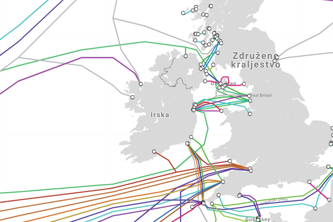 Celoten svetovni zemljevid podmorskih internetnih kablov je dostopen na spletni strani Submarine Cable Map. Kliknite za obisk.  | Foto: Matic Tomšič / Posnetek zaslona