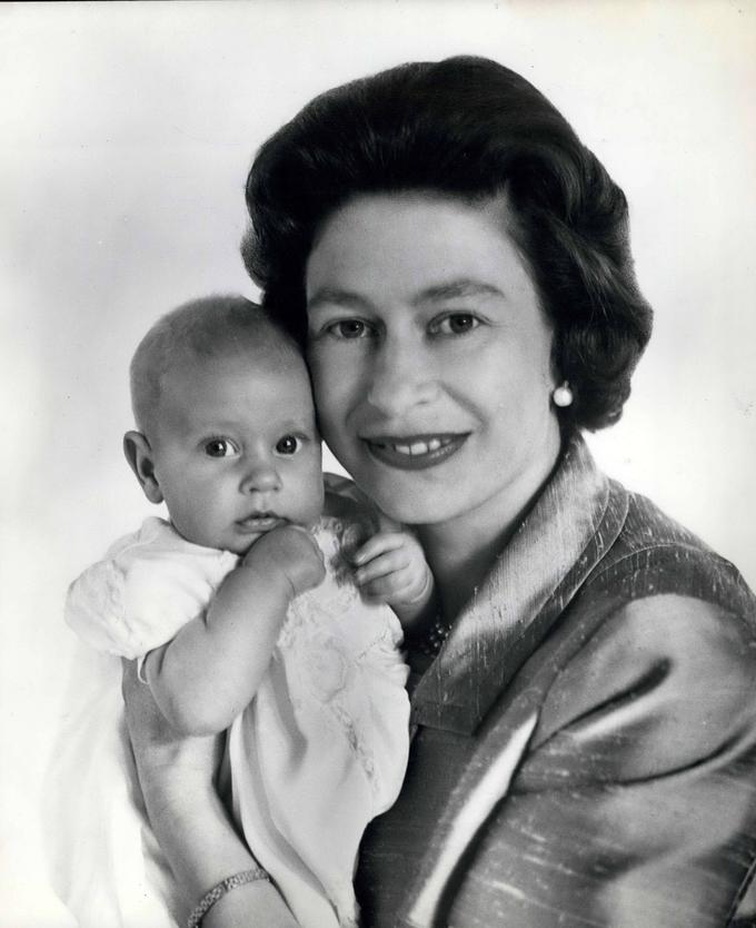 Fotografija je nastala 14. junija 1964, na njej pa je kraljica Elizabeta II. s svojim četrtim otrokom, princem Edwardom, ki se je rodil 10. marca 1964. Mladi princ je ob rojstvu tehtal slaba dva kilograma in pol. | Foto: Guliverimage/Vladimir Fedorenko