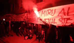 Po protestnem shodu v Novem mestu streljanje v romskem naselju Brezje #video