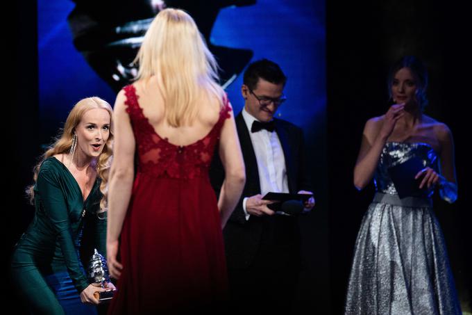 Nagrado za naj športnico leta je Garnbretovi izročila plesalka in koreografinja Nika Kljun.  | Foto: Grega Valančič/Sportida