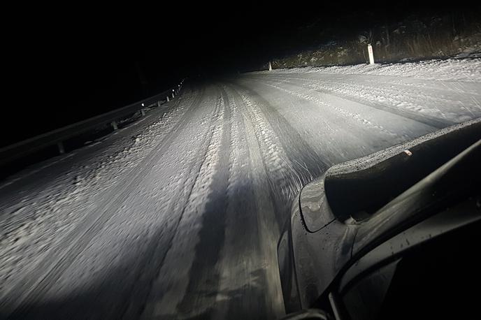 sneg cesta | Nekatere ceste v Sloveniji je ponoči pobelil sneg.  | Foto Gregor Pavšič