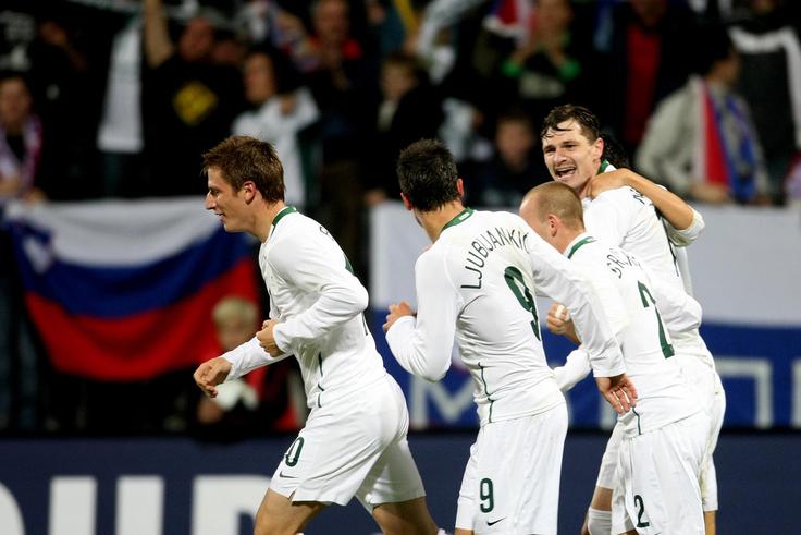 Veselje slovenskih nogometašev pred 17 leti po po zmagi z 2:0 nad Severno Irsko. Zadetka za Kekovo četo sta v zaključku srečanja dosegla Milivoje Novaković in Zlatan Ljubijankić. | Foto: Aleš Fevžer