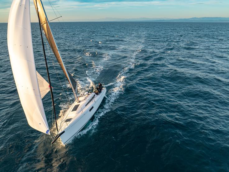 Nagrado "European Yacht of the Year 2026" v "Performance Cruiser" kategoriji je jadrnica Beneteau First 30 prejela s strani strokovne žirije, ki jo sestavljajo uredniki dvanajstih vodilnih evropskih jadralnih revij. | Foto: Seascape