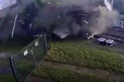 Grozljivo trčenje: vlak z 200 kilometri na uro naletel v tovornjak s priklopnikom #video