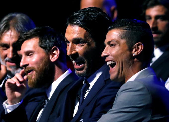 Lionel Messi in Cristiano Ronaldo bosta nadaljevanje lige prvakov spremljala z domačega kavča. | Foto: Reuters