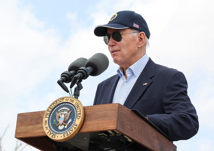 Prizorišče tega uničenja si je v petekgledal Joe Biden, ki je prebivalcem zagotovil, da jih zvezna vlada ne bo pustila na cedilu. | Foto: Reuters