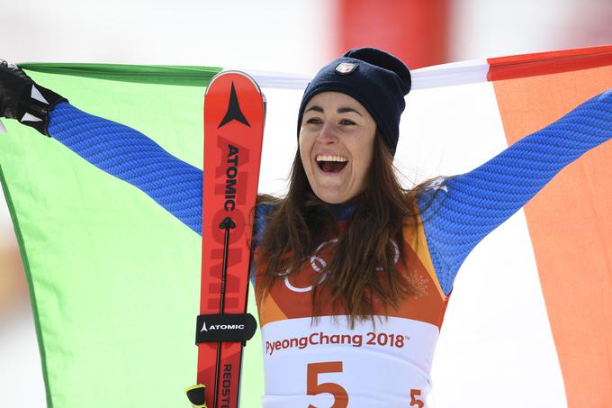 Prva Italijanka z olimpijskim zlatom v smuku. To je tretja zlata medalja za Italijo na teh olimpijskih igrah. Naslov olimpijske prvakinje sta osvojili tudi hitrostna drsalka na kratkih progah Arianna Fontana in deskarska krosistka Michela Moioli. | Foto: Getty Images