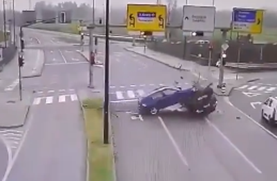 Trenutek, ko sta trčili vozili in pristali na strehi #video