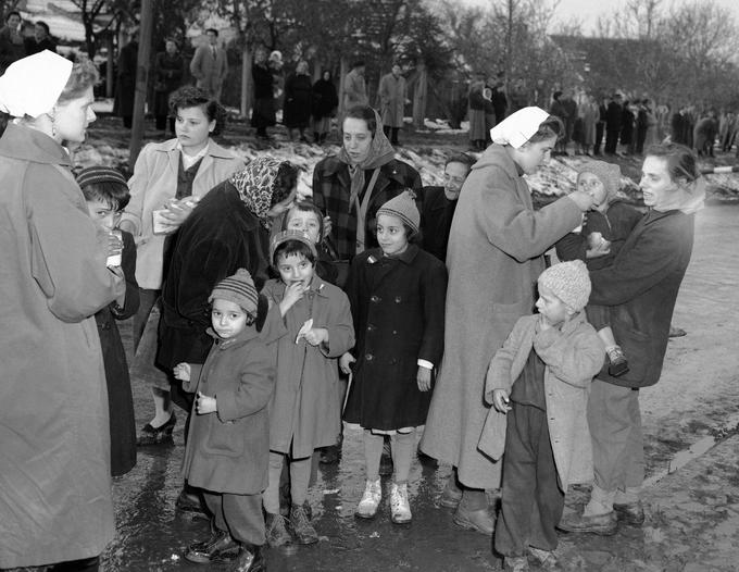 Zaradi sovjetske invazije je veliko Madžarov pobegnilo na Zahod. Na fotografiji iz 4. novembra 1956 vidimo skupino Madžark, ki se pribežale v Avstrijo s svojimi otroki. | Foto: Guliverimage/Vladimir Fedorenko