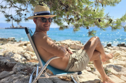Anže Logar raje kot na žgočem soncu uživa pod borovcem