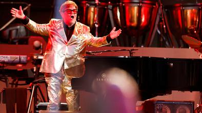 Elton John se je z velikim spektaklom poslovil od Britancev #foto