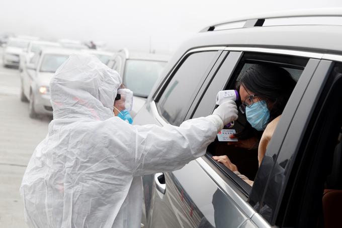 Tuji državljani so že začeli zapuščati mesto, v katerem je smrtonosni virus izbruhnil. | Foto: Reuters