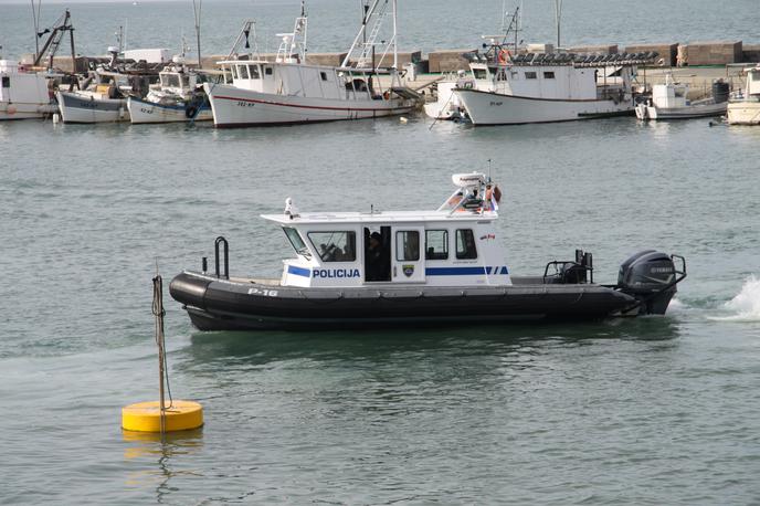 Policija, morje | Policija je po hitro izpeljani iskalni akciji 13-letnega otroka našla okoli tisoč metrov od obale, kjer ga je morski tok odnašal proti Savudriji. | Foto Policija