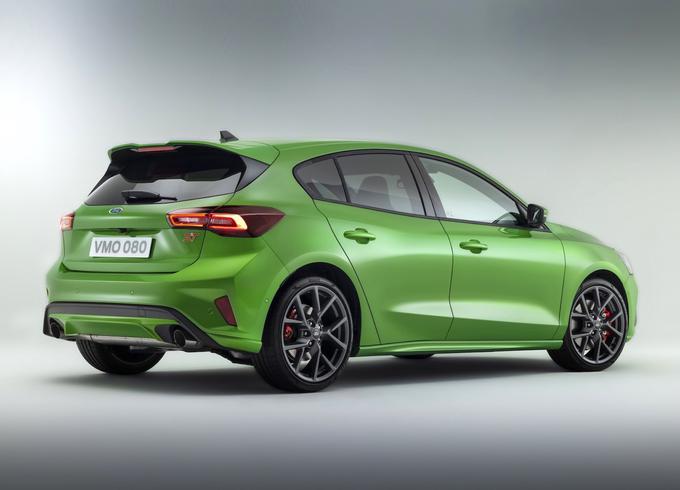 Focus ST ostaja mehansko nespremenjen, a je dobil nova platišča in to divjo zeleno barvo. | Foto: Ford