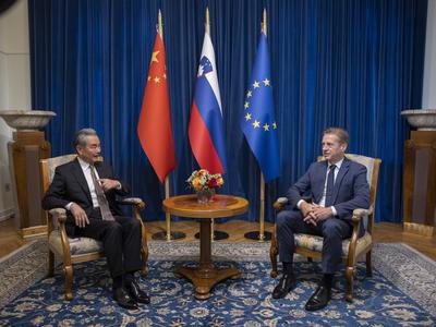 Kitajski zunanji minister z Robertom Golobom in Natašo Pirc Musar o krepitvi sodelovanja