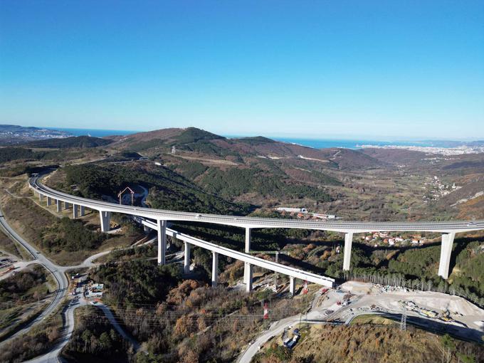 Čeprav je za novo progo med Divačo in Koprom značilno predvsem, da velika večina poteka v predorih, bo na koncu verjetno najprepoznavnejši objekt viadukt Gabrovica, ki stoji pod cestnim viaduktom Črni Kal. | Foto: InfoPot